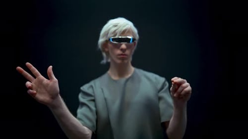 Inspektionsmann wischt digitale Brille mit unsichtbarem Bild