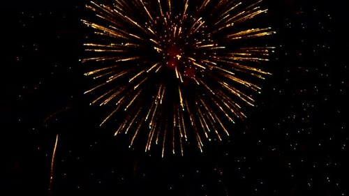 Un feu d'artifice continu spectaculaire et vibrant