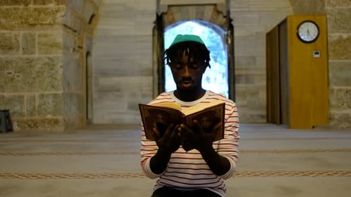 Afrikanischer muslimischer Mann Afrikanischer Mann liest Koran