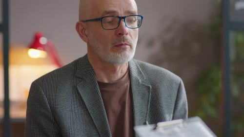 Homme d'affaires senior discutant avec un recruteur lors d'un entretien