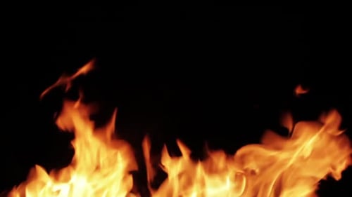 Fuego natural sobre fondo negro