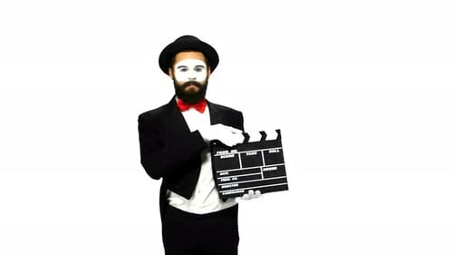 Man Mime éternue à l'aide du film Clapper sur fond blanc
