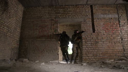 Ausgebildeter Armeesoldat sichert den Trupprücken