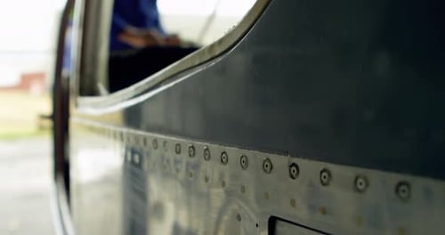 Ingenieur repariert ein Flugzeug im Hangar 4k