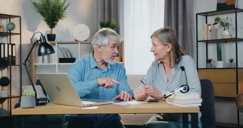 Hombre de edad que enseña a su bella esposa cómo usar una computadora portátil moderna