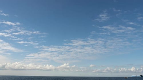 Zeitraffer Weiße Wolken im blauen Himmel
