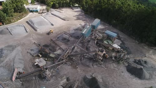 Stationäre Granitbrechanlage im Steinbruch. Industrielles Konzept.