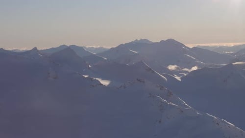 Vista panorâmica aérea da montanha canadense coberta de neve