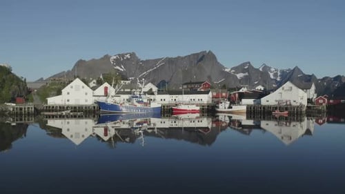 Häuser im norwegischen Hafen