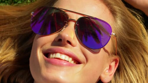 Frau mit einer Sonnenbrille