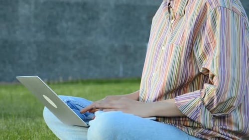 Freiberufliche Frau tippt auf Laptop-Tastatur