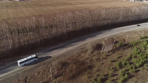 Luftaufnahme von weißen Bussen und Autos, die die Straße entlang fahren 10