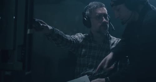 Le réalisateur discute avec un technicien