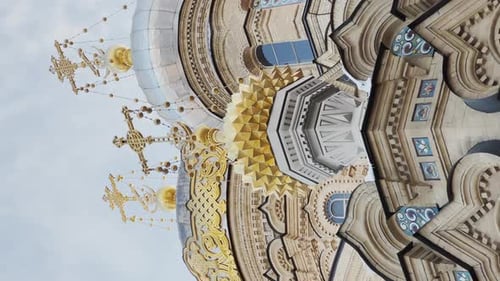 Die Goldene Kuppel der Kathedrale von Leutnant Schmidt an einem klaren winterfrostigen Tag der orthodoxen Kirche