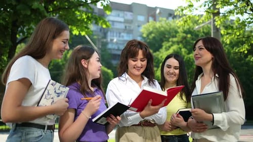 Retrato de Jovens Estudantes Segurando Livros Rua