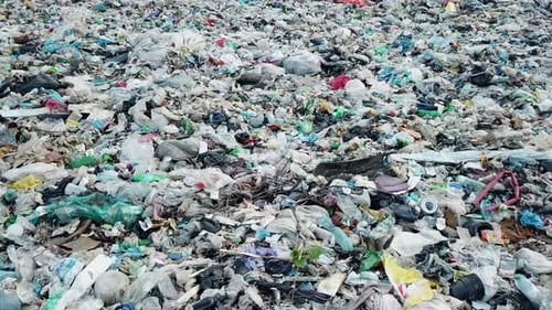 Plastik in den Bergen, Bergmüll, großer Müllhaufen, degradierter Müll.