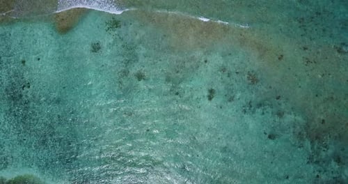 Tropischer Flug über Kopie einer Weltraumaufnahme eines weißen Sommerparadieses Sandstrandes und des aquablauen Ozeans