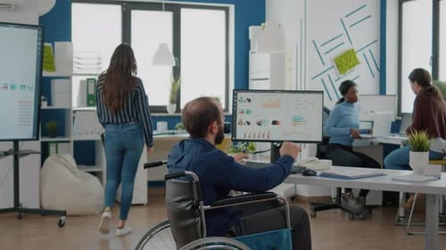 Un homme d'affaires invalide et un employé africain travaillent ensemble à un projet financier