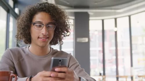 Mann benutzt Handy
