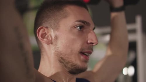 Nahaufnahme eines Mannes beim Gewichtheben
