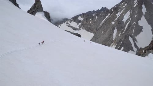Gruppe von Bergsteigern in den Alpen