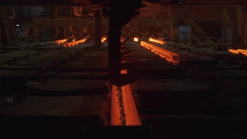 Produção de barras e tubos de aço em usina siderúrgica Tubos em brasa transportados na linha de produção da indústria pesada