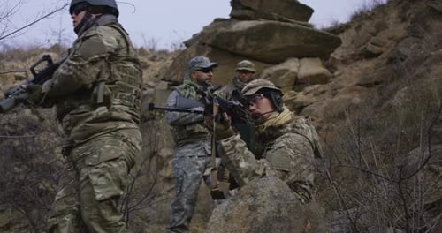 Soldat fournissant une couverture pendant la patrouille