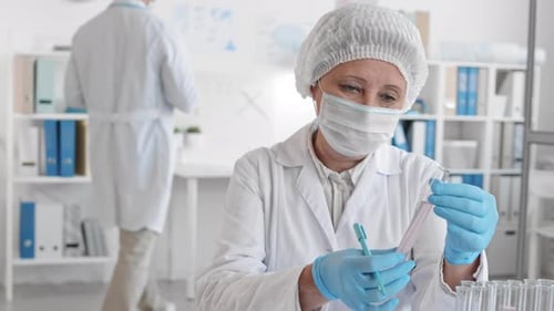 Oberarzt macht Labortest