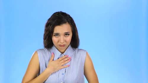 Jeune femme se sent nauséeuse en touchant sa poitrine