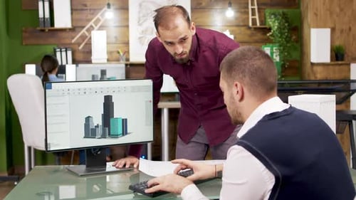 Team von Architekten, die am Computer an der architektonischen Struktur in Gebäudemodellen arbeiten