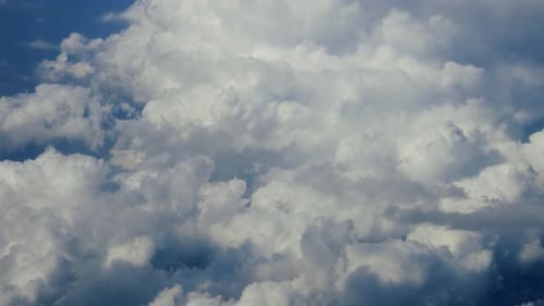 Blauer Himmel mit Wolken