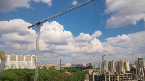 Baustelle Wohnen, Turmkrane arbeiten am Gebäude, Stadtbild, sonniger Tag bewegte Wolken