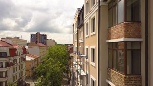 Vista aérea de la zona residencial de la ciudad con edificios altos de apartamentos en construcción.