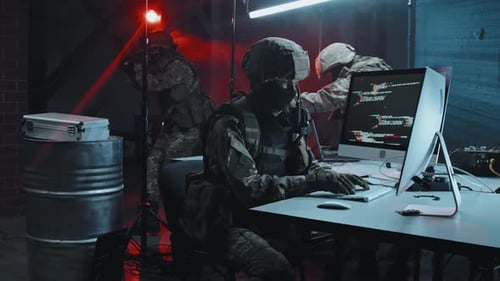 Equipe das Forças Especiais invade o esconderijo de hackers
