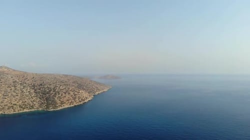 Griechische Inselküste mit klarem blauem Meer