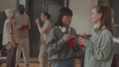 Retrato de meninas conversando na festa de estudantes no campus