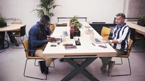 Couple de collègues travaillant au bureau
