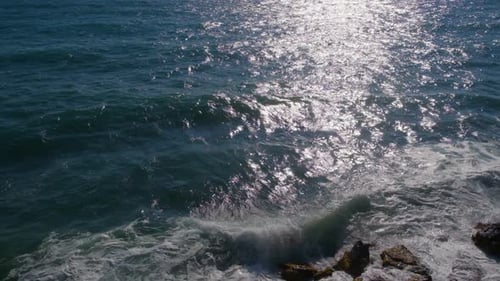 Vista superior de las olas del océano en un día soleado