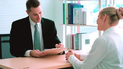 Arbeitssuchender im Vorstellungsgespräch mit dem Manager