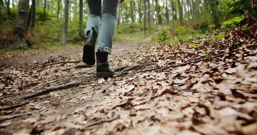 Frau zu Fuß in Stiefeln Lowangle View