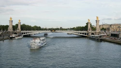 Bateaux touristiques flottant sur la Seine