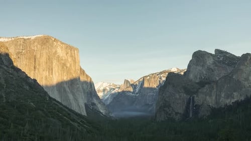 Panoramablick im Zeitraffer, rosafarbener Sonnenuntergang über dem Yosemite-Valley-Nationalpark, USA
