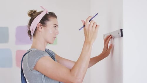 Portrait d'une femme caucasienne en quarantaine pendant la pandémie de coronavirus, effectuant des travaux intérieurs