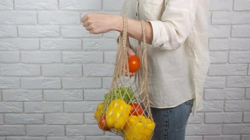 Verduras y vitaminas en una bolsa