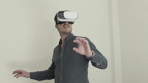 Mann im mittleren Erwachsenenalter mit Virtual-Reality-Headset