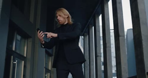 Crop-View des Geschäftsmannes begann beim Überprüfen des Telefoninhalts eine lustige Bewegung und ein Lächeln. Erfolgreicher Mann