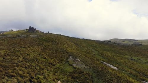 Pilares de piedra volcánica de Cumbemayo en las verdes tierras altas de Cajamarca, Perú. aéreo