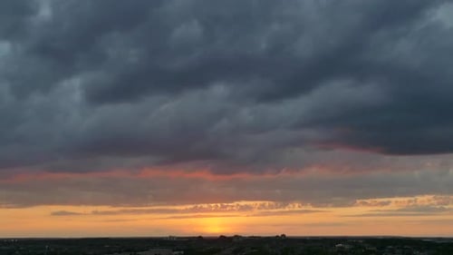 Time-lapse du coucher du soleil avec des nuages Théâtral et un soleil doré
