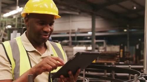 Arbeiter, der digitale Tablets in der Flaschenfabrik verwendet
