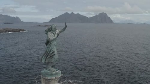 Statue An Der Küste der norwegischen Berge